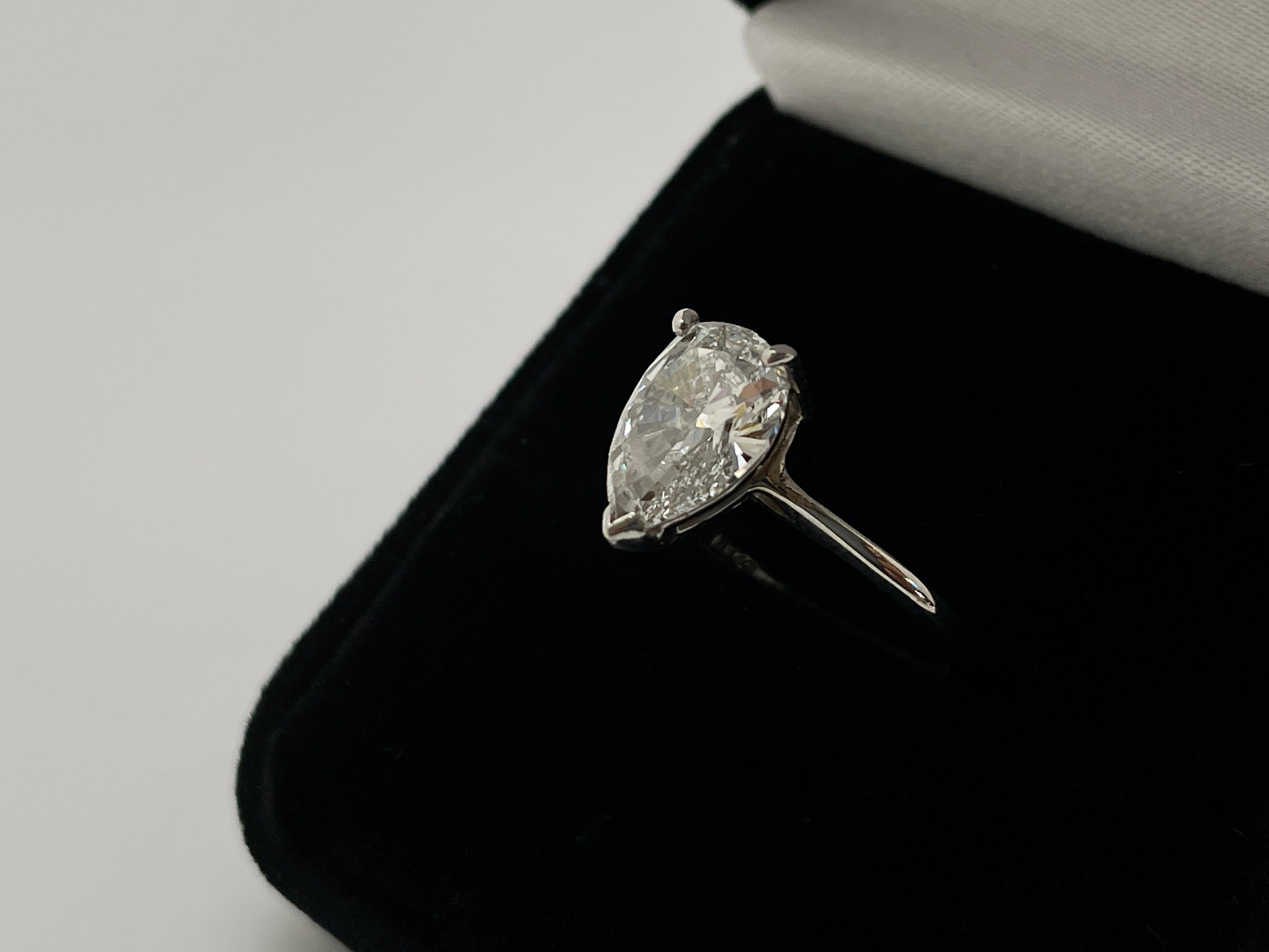 Anillo de compromiso de oro blanco de 14 quilates con diamante en forma de pera de 2,16 quilates certificado por el GIA Corte pera en venta