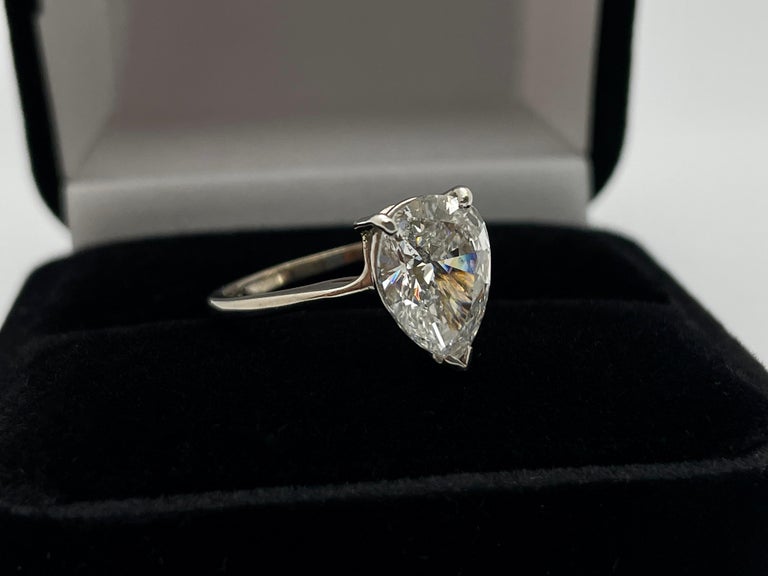 Bague Valorise diamant taille poire et diamants d'accent design V en or blanc 14k pour femme - Bijou