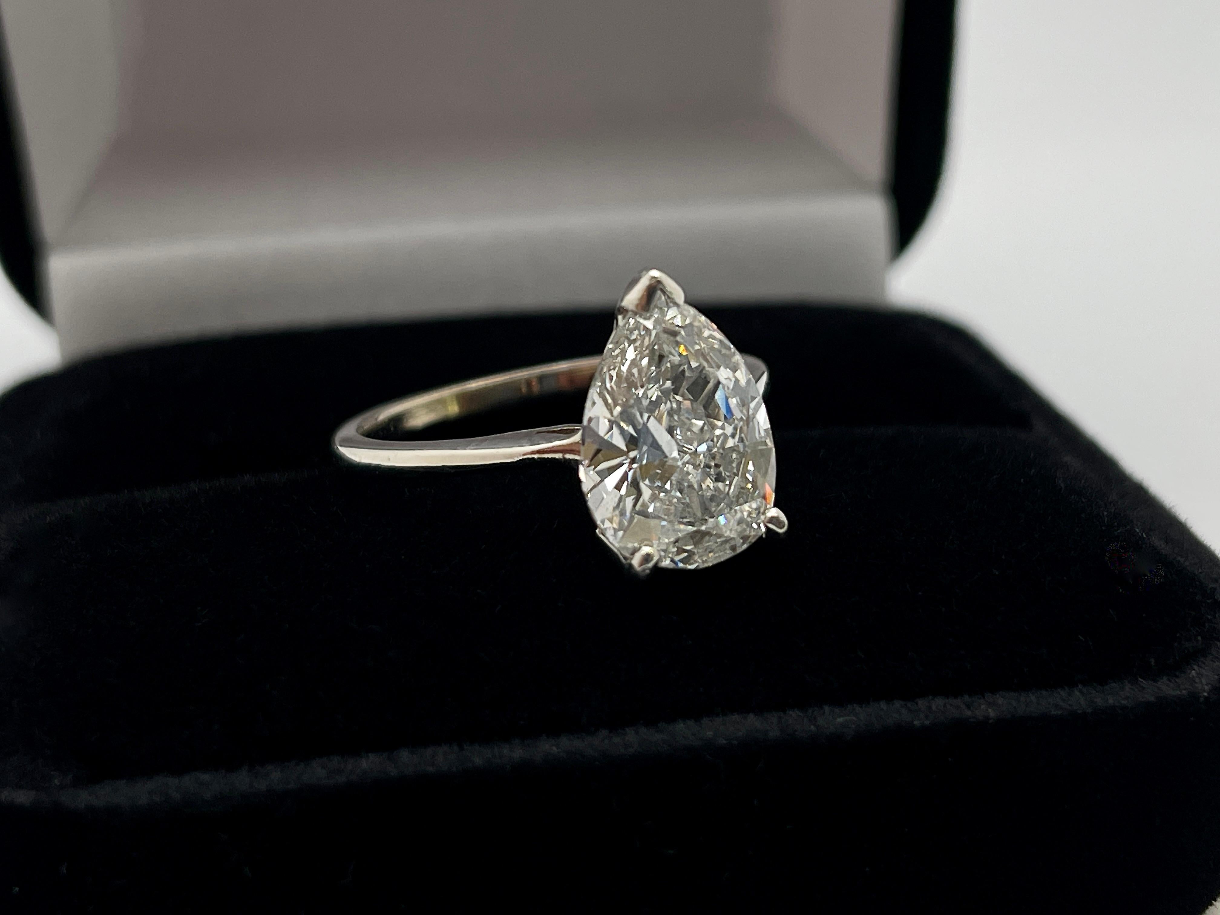 Femenino o masculino Anillo de compromiso de oro blanco de 14 quilates con diamante en forma de pera de 2,16 quilates certificado por el GIA en venta