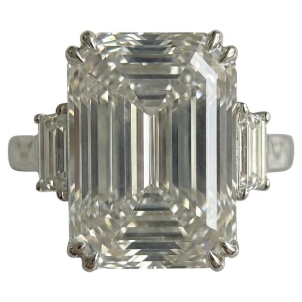 Diamante taglio smeraldo da 21,67 carati certificato GIA, con colore K e purezza SI1, presenza eccellente e dimensioni notevoli di 19,00 × 13,45 × 9,42 mm. Questo impressionante diamante presenta una buona lucidatura, una buona simmetria e una