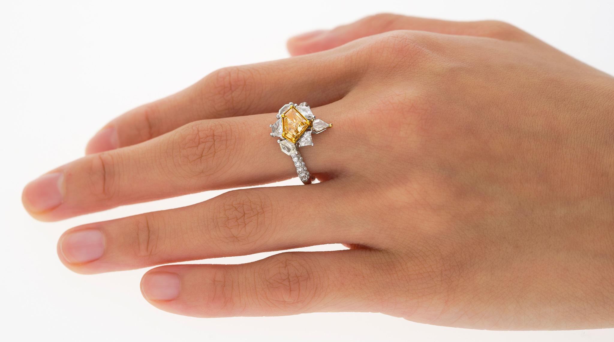 Anello con diamanti a taglio misto con scudo arancione intenso di fantasia certificato GIA da 2,17 carati TW in vendita 6