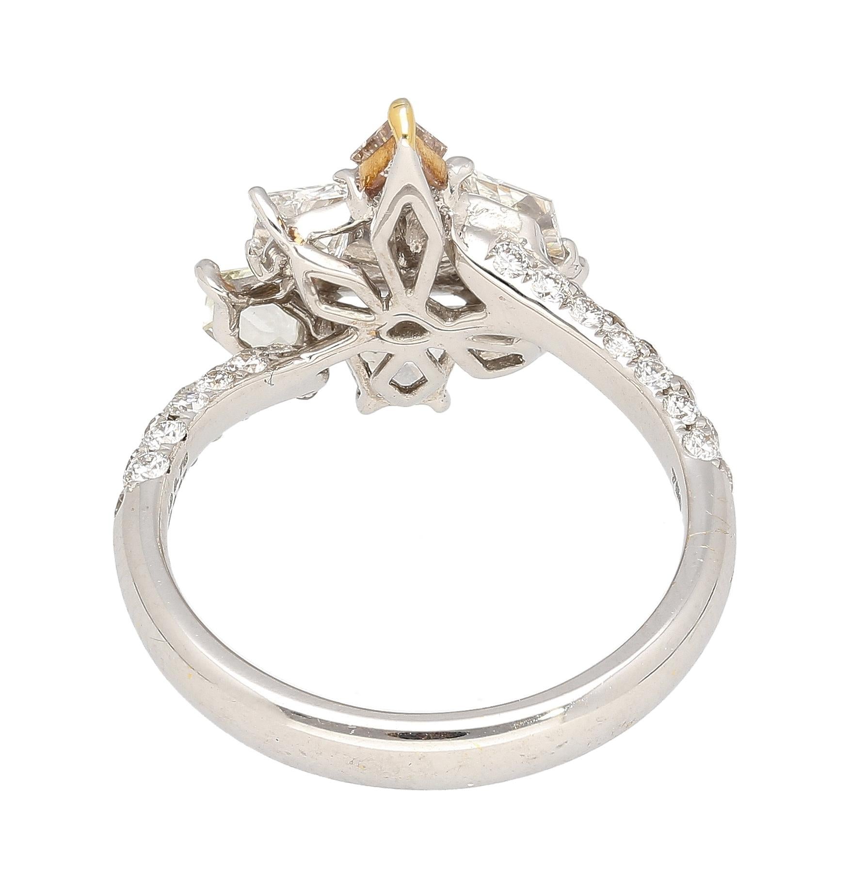 GIA zertifiziert 0,76 Karat Fancy Intense Yellow-Orange Shield Cut Diamond und 1,41 Karat tw Mixed Cut Diamond Ring. Fassung aus 18 Karat Weißgold.

Dies ist einer der einzigartigsten natürlichen Diamantringe der Welt, denn es gibt nichts