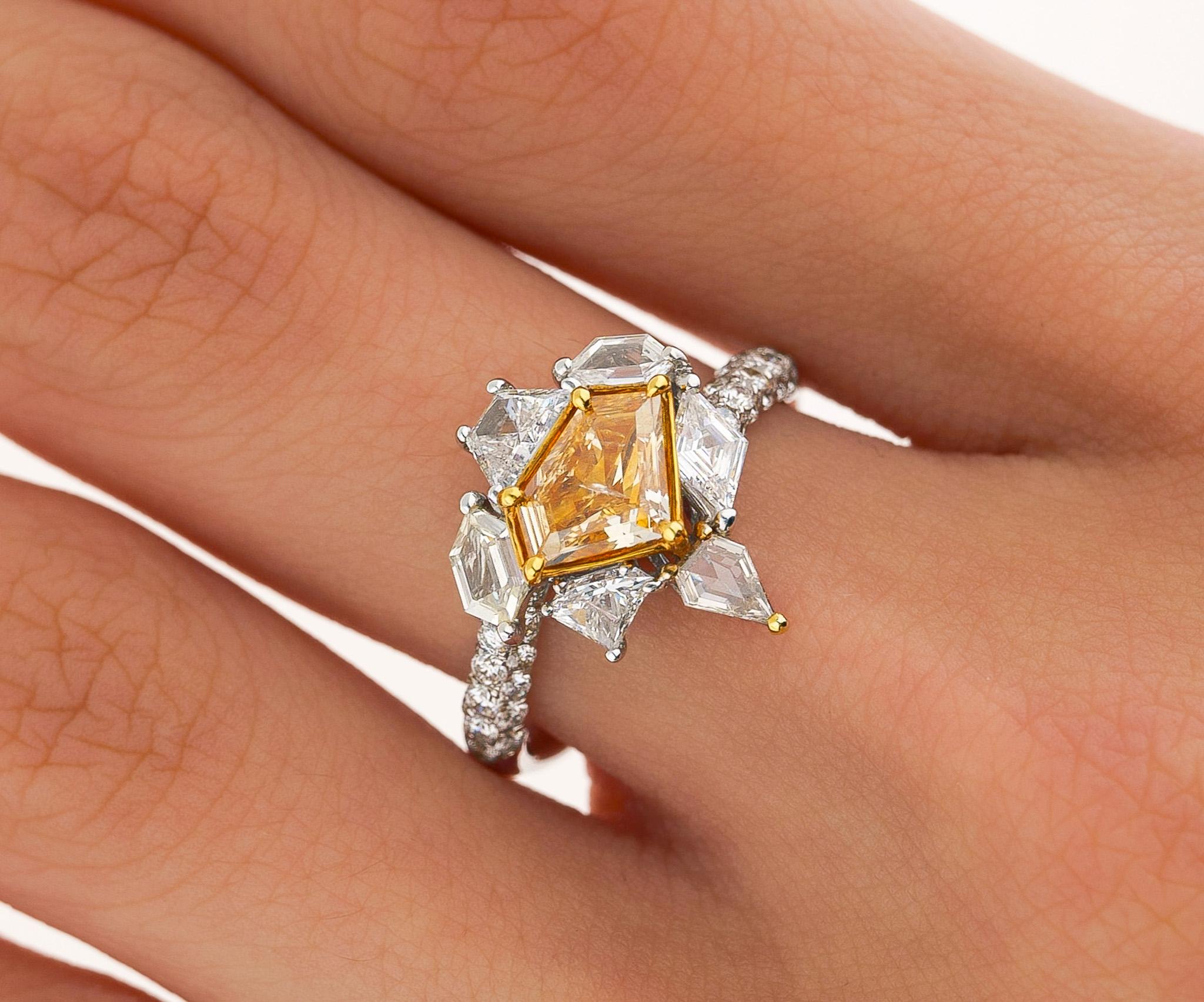 GIA-zertifizierter 2,17 Karat TW Fancy Intense Orange Schild Mixed Cut Diamantring im Angebot 2