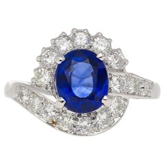 Zafiro Azul Ovalado Certificado GIA de 2,18 Quilates y Anillo Halo Bypass de Platino con Diamantes