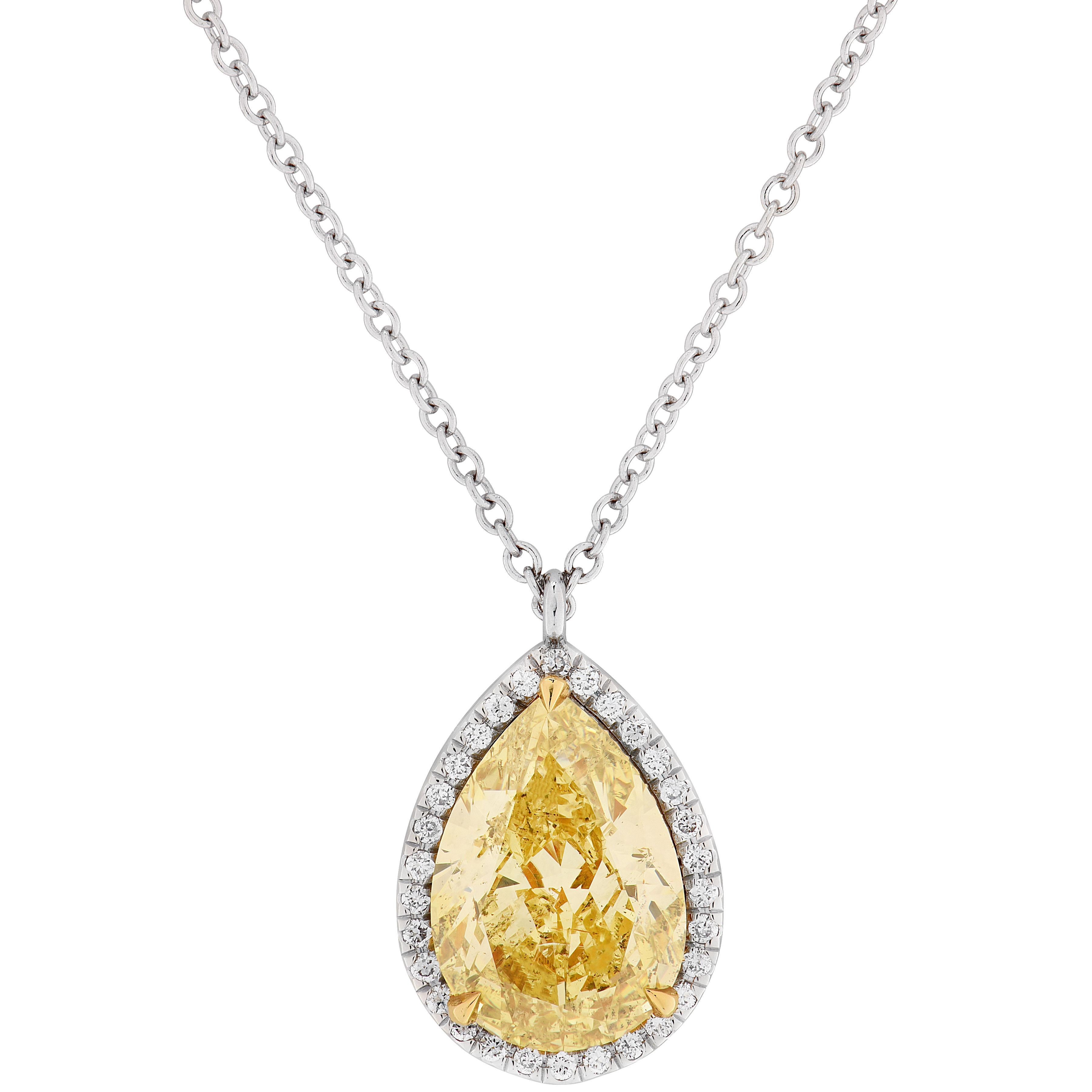 GIA Certified 2.18ct Fancy Intense Yellow Diamond Pendant Moderno en venta