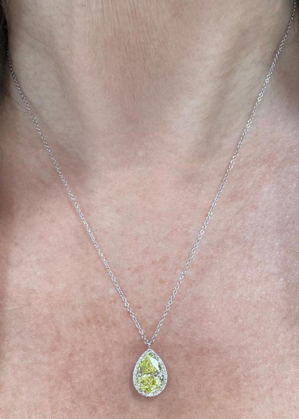 GIA Certified 2.18ct Fancy Intense Yellow Diamond Pendant Corte pera en venta