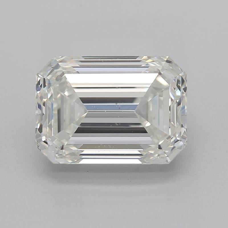 Dieser exquisite, in New York handgefertigte Diamantring präsentiert einen fesselnden Smaragd J VS2 2.2 als Mittelstein, der in einer klassischen Vier-Zacken-Fassung brilliert, die seine strahlende Schönheit unterstreicht. Der Ring ist elegant mit