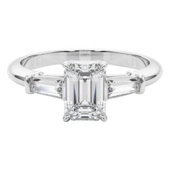 Anillo de diamantes de tres piedras con esmeralda y baguette de 2,2 quilates certificado por el GIA