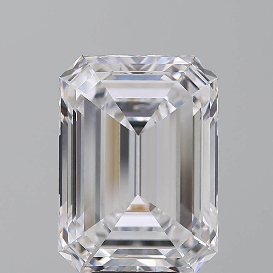 GIA-zertifizierter Diamantring mit 2.2 Karat im Smaragdschliff  
Farbe: I-H
Klarheit: VVS
Die seitlichen Diamanten wiegen zusammen 0,40 Karat und ergeben ein Gesamtgewicht des Rings von 2,60 Karat.

