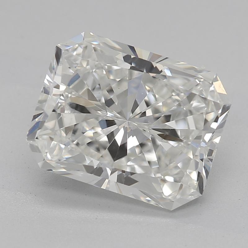 Cette bague en diamant présente un diamant radiant captivant certifié par la GIA pesant 2,2 , classé H et SI1. L'éclat de ce diamant exquis est magnifiquement rehaussé par un halo caché de diamants pavés le long de la monture panier. Fabriquée en or