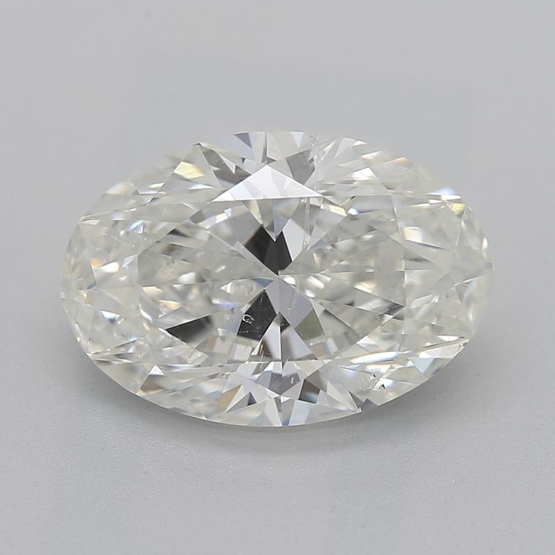 Un anello con diamante radioso con una splendida pietra centrale di forma ovale, del peso di 2,2 e certificata per la sua eccezionale qualità con J e SI2. Questo squisito pezzo è realizzato in lussuoso oro bianco, con un'intricata montatura a più