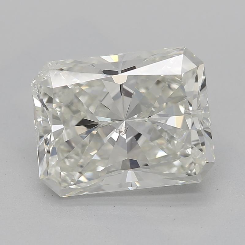 D'une élégance inégalée, cette bague en diamant est ornée d'une pierre centrale époustouflante en diamant radiant J SI2 pesant 2,2. Entouré d'un halo en forme d'émeraude carrée ou de coussin, le sertissage met en valeur des diamants ronds de taille