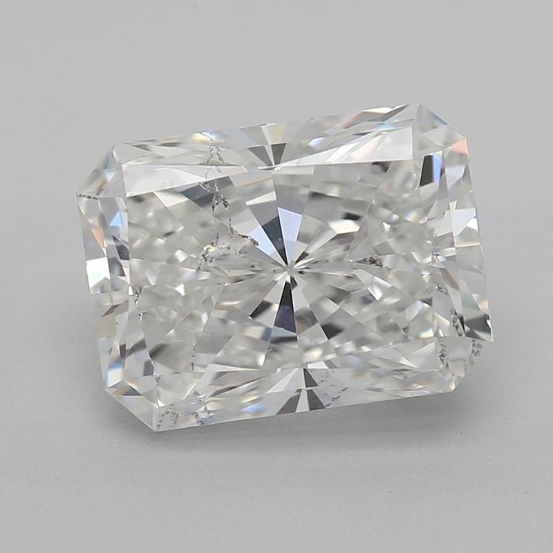 Realizzato a mano a New York, un affascinante anello con diamante che incarna senza sforzo l'eleganza dell'epoca Art Deco, con una splendida pietra centrale radiosa del peso di 2,2 , con classificazione G e SI2. Questo pezzo vanta una straordinaria