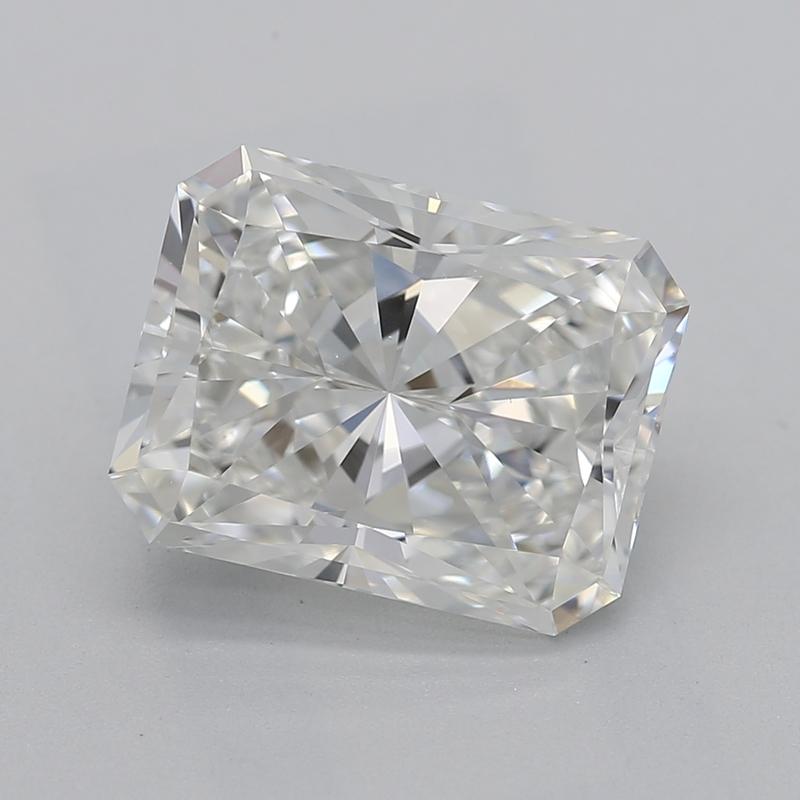 Con un diseño encantador, este extraordinario anillo de diamantes presenta un cautivador diamante central radiante H VS1 2,2 certificado por el GIA, que emana un brillo seductor que atrapa la mirada. Elaborada en lujoso oro blanco, la banda pulida