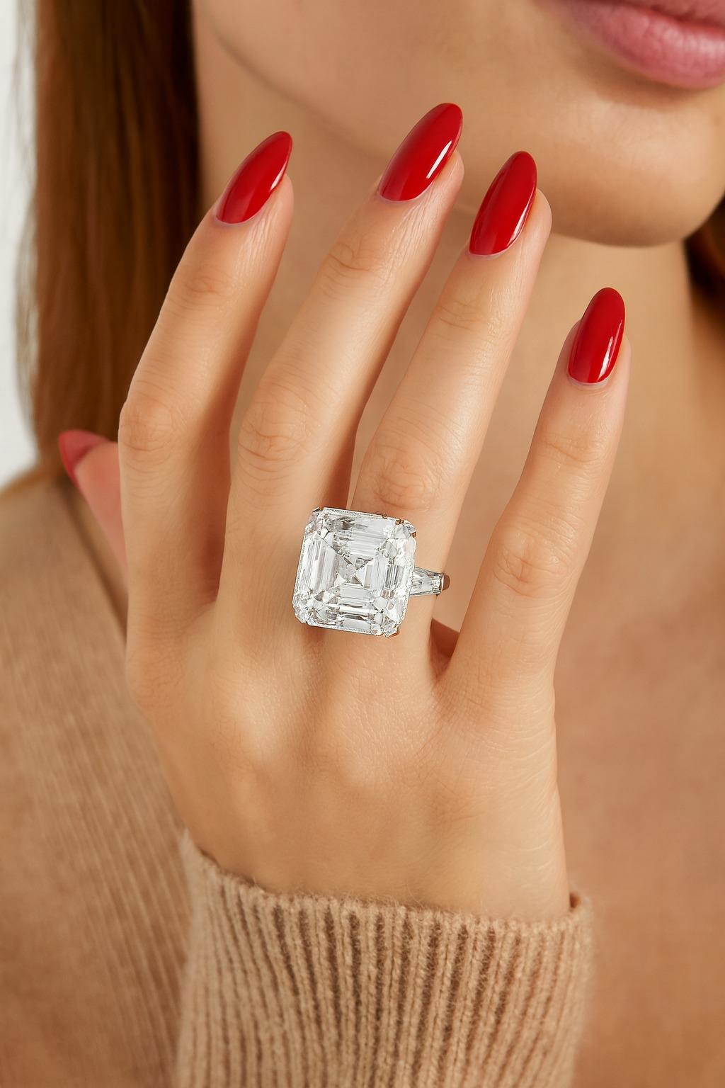 Anello con diamante taglio smeraldo certificato GIA, con uno splendido diamante da 22 carati al centro. Questo squisito diamante dimostra una limpidezza e una brillantezza eccezionali, che lo rendono un vero e proprio pezzo forte. 

Affiancato da