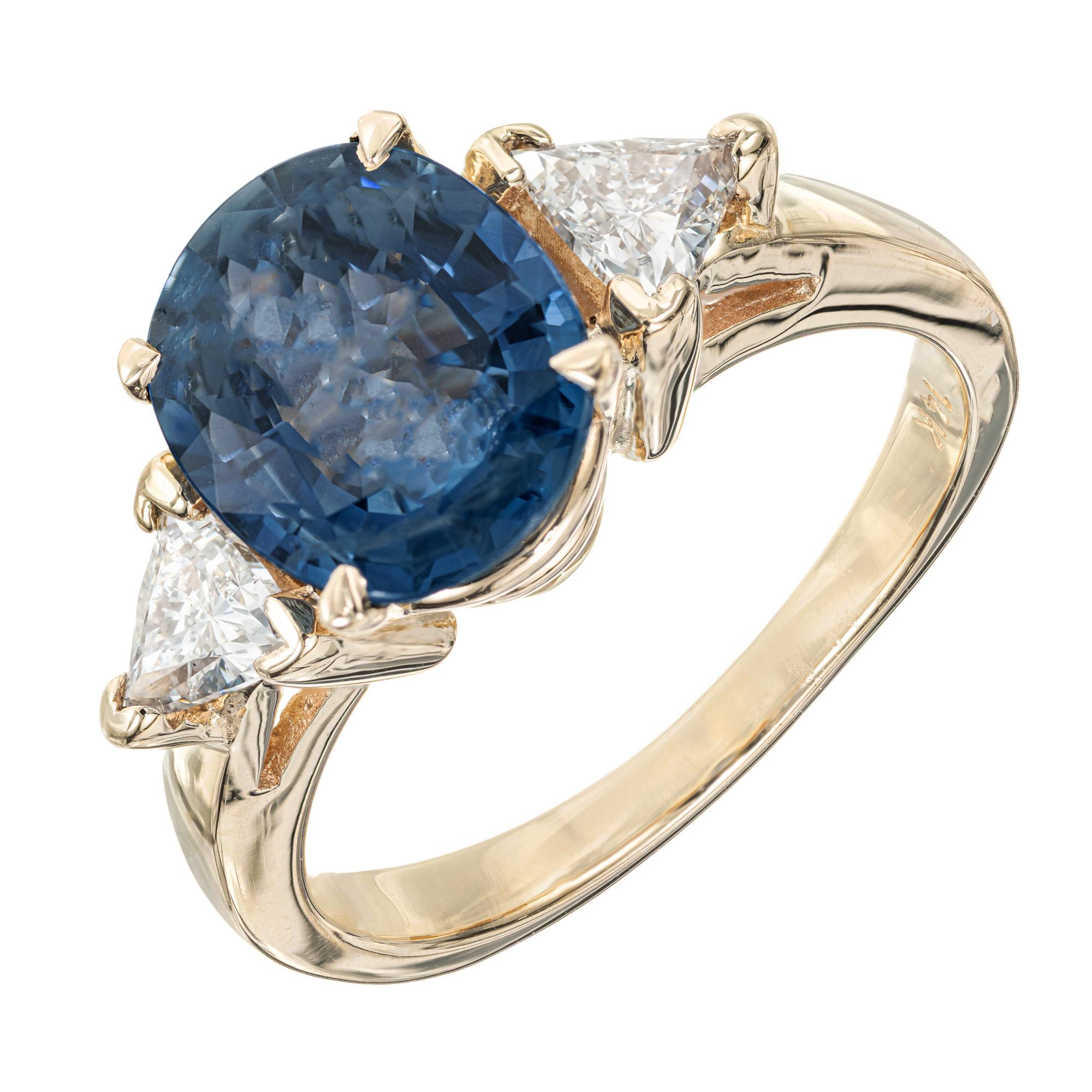 Taille ovale Bague de fiançailles en or à trois pierres avec saphir bleu et diamant de 2,20 carats certifiés par le GIA en vente