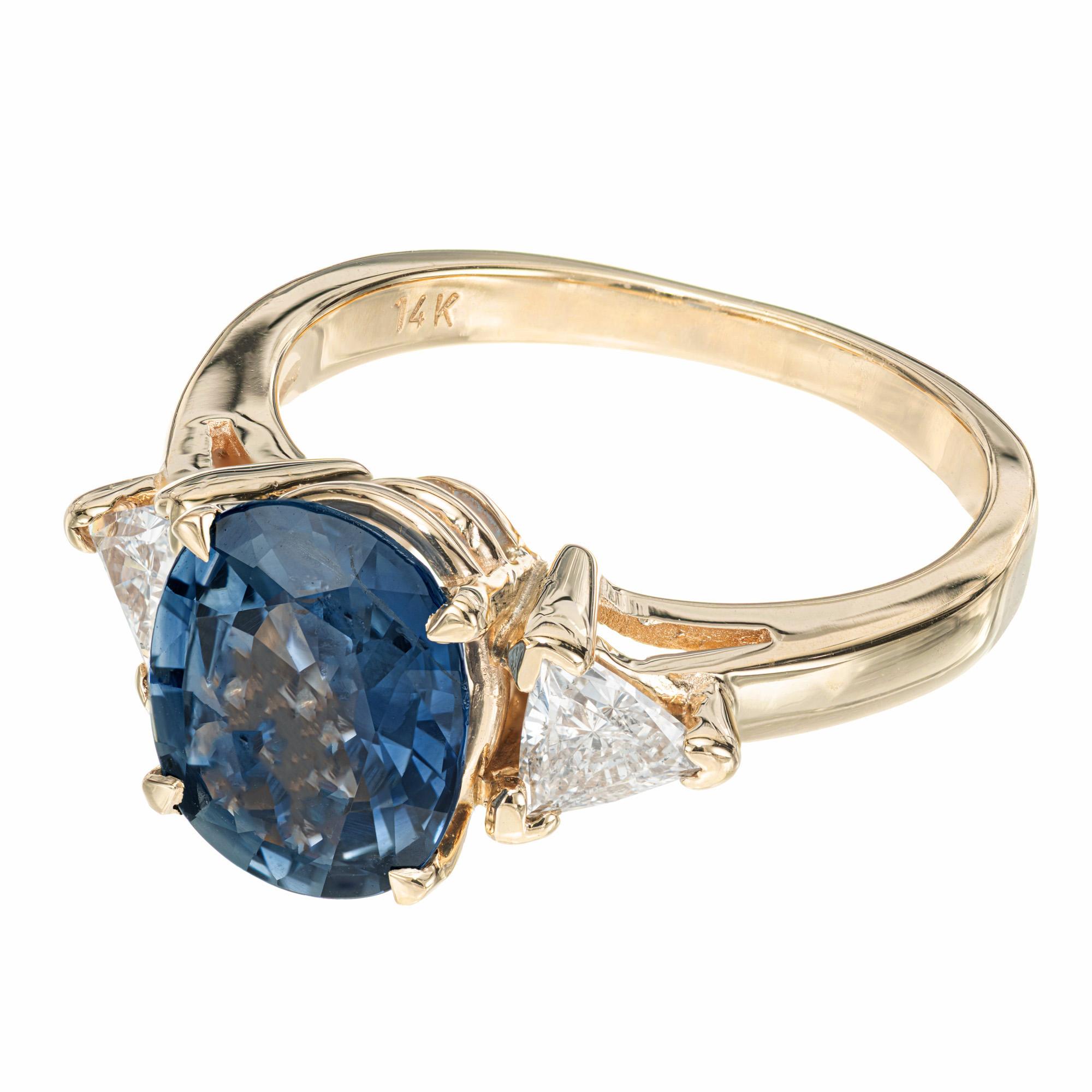 Bague de fiançailles en or à trois pierres avec saphir bleu et diamant de 2,20 carats certifiés par le GIA Pour femmes en vente