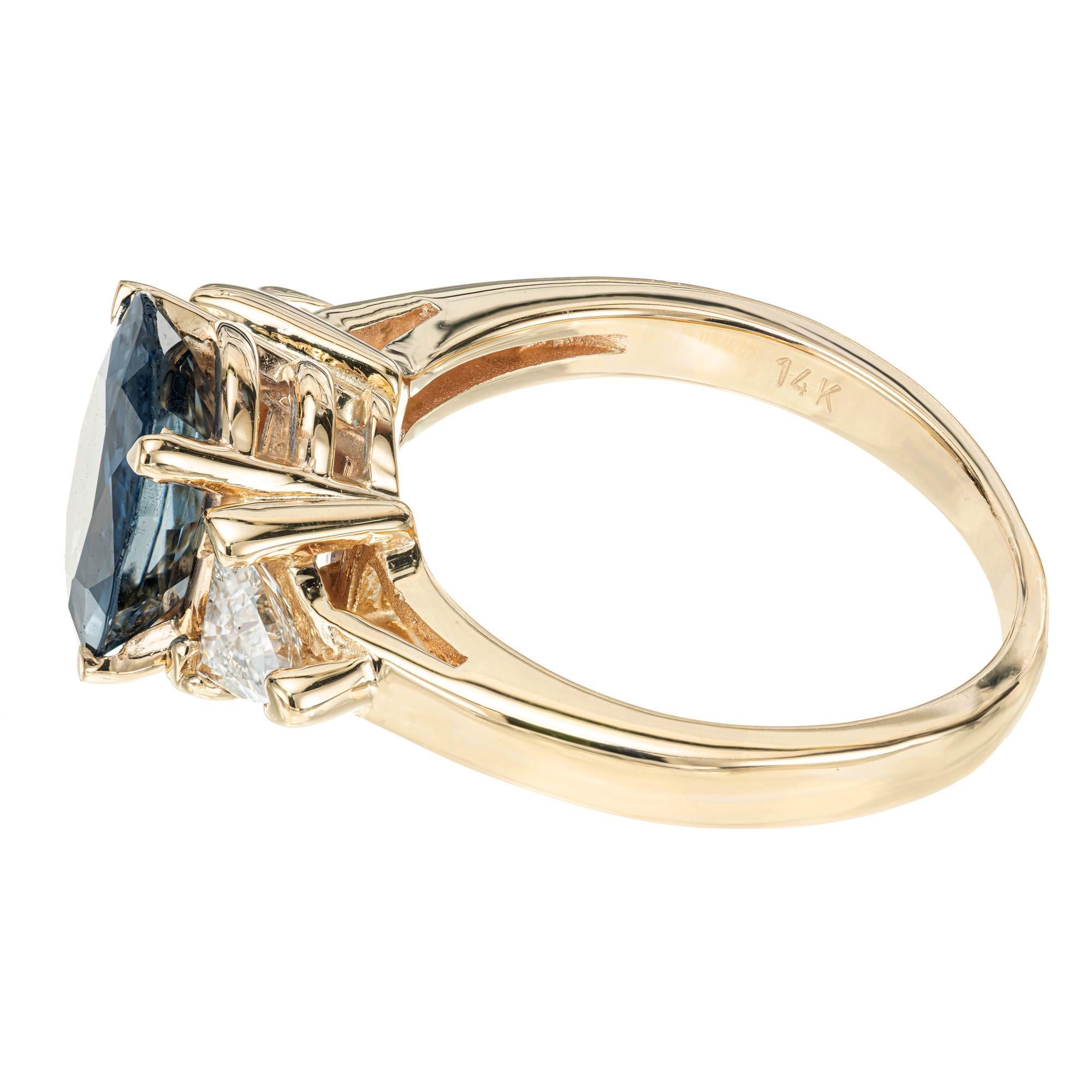 Bague de fiançailles en or à trois pierres avec saphir bleu et diamant de 2,20 carats certifiés par le GIA en vente 1