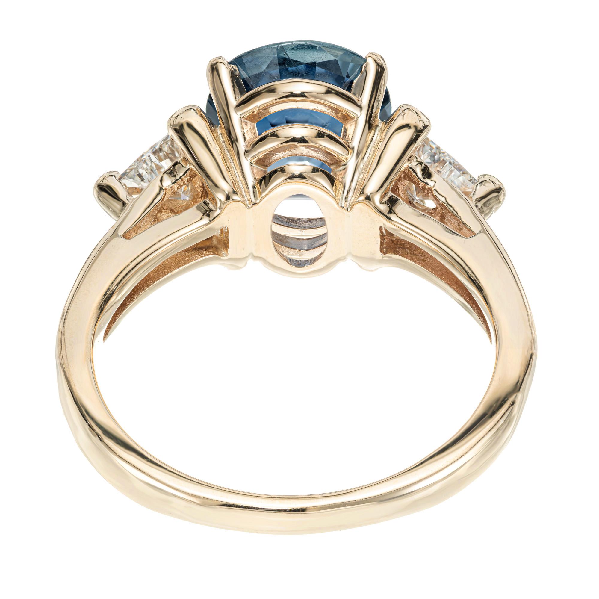 Bague de fiançailles en or à trois pierres avec saphir bleu et diamant de 2,20 carats certifiés par le GIA en vente 2