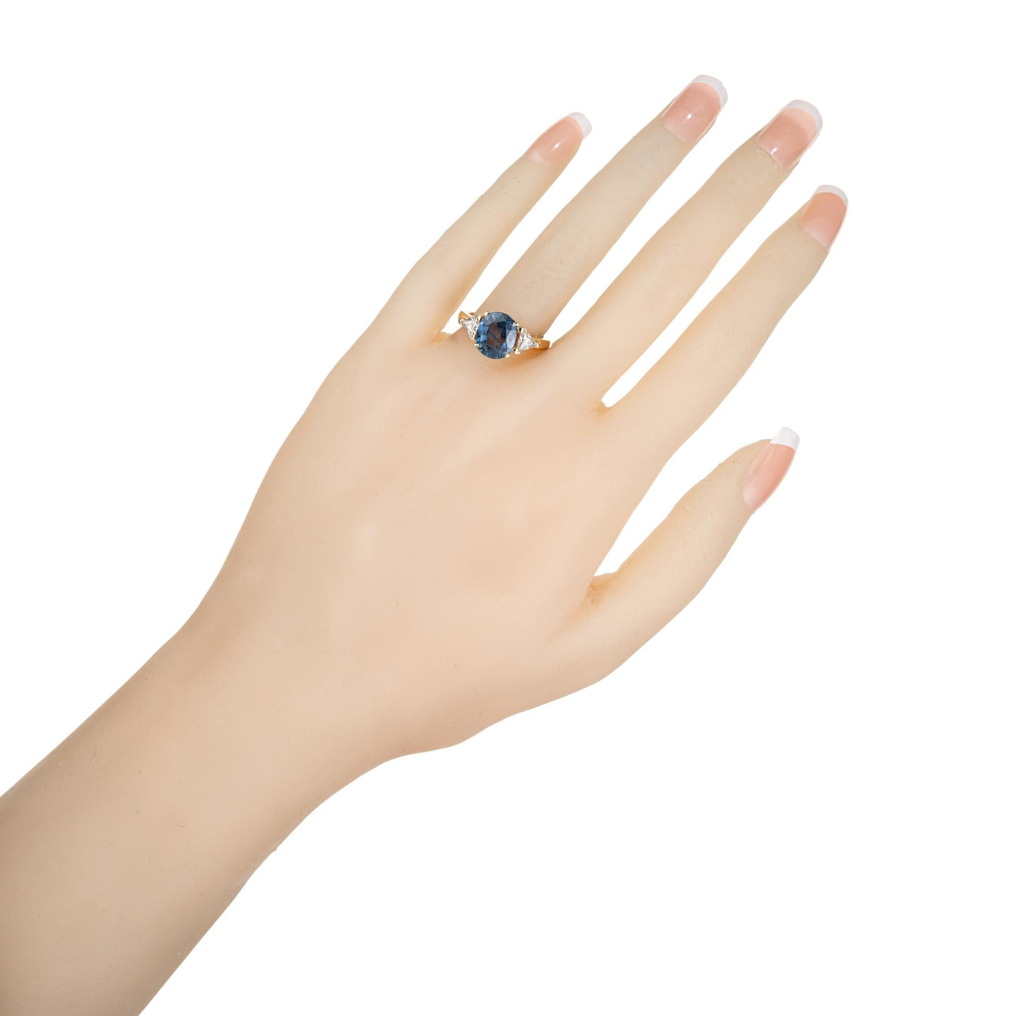 Bague de fiançailles en or à trois pierres avec saphir bleu et diamant de 2,20 carats certifiés par le GIA en vente 4