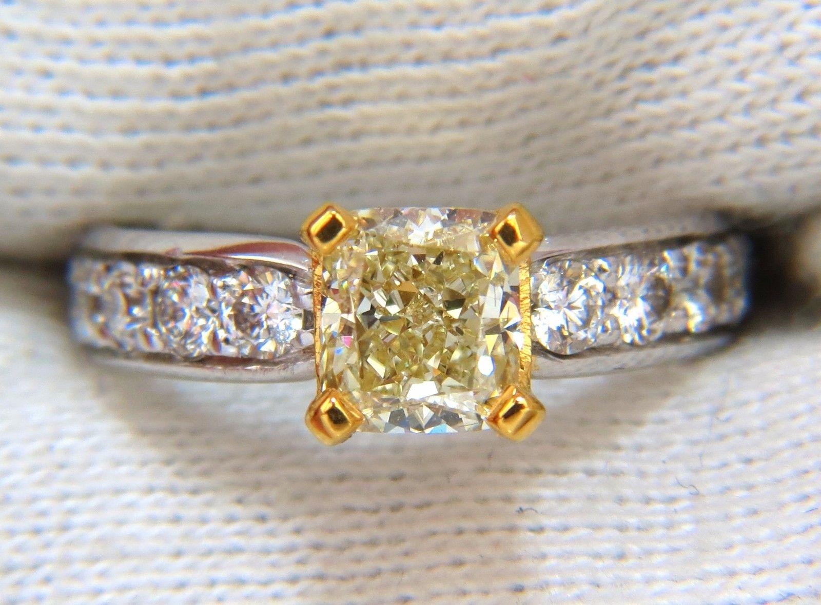 Bague en platine jaune VVS-2 avec diamants taille coussin de 2,20 carats certifiés GIA en vente 1