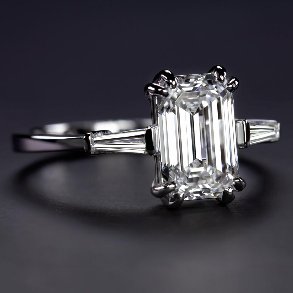Exquisite Emerald Cut Diamond Ring by Antinori

Immerse yourself in the world of luxury with this breathtaking diamond ring, a true masterpiece of Italian craftsmanship. Designed by the renowned Antinori, this ring is a symphony of elegance and