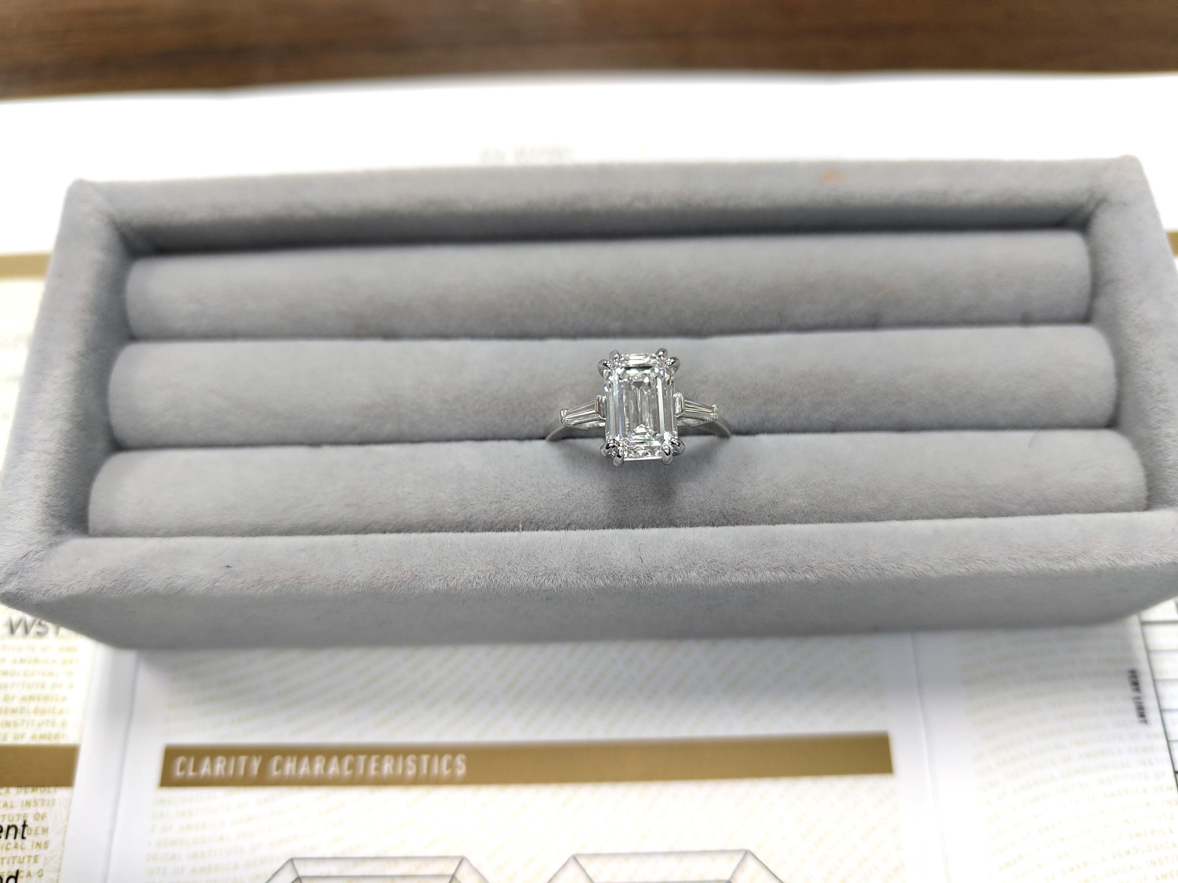 Bague en or 18 carats certifiée GIA, couleur D, clarté VVS1 et diamant taille émeraude de 2,20 carats Unisexe en vente