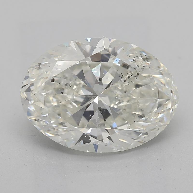 Dieser exquisite, in New York handgefertigte Diamantring verfügt über einen funkelnden ovalen Mittelstein mit einem Gewicht von 2,20, der mit einem fesselnden J und SI2 bewertet ist, was für außergewöhnliche Brillanz und Feuer sorgt. Eingefasst in