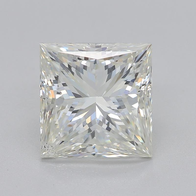 Realizzato a mano a New York, questo squisito anello con diamante presenta un'affascinante pietra centrale da 2,20, classificata J e SI2, che offre un'eccezionale luminosità e brillantezza. Realizzato in lussuoso oro giallo, il suo classico design a