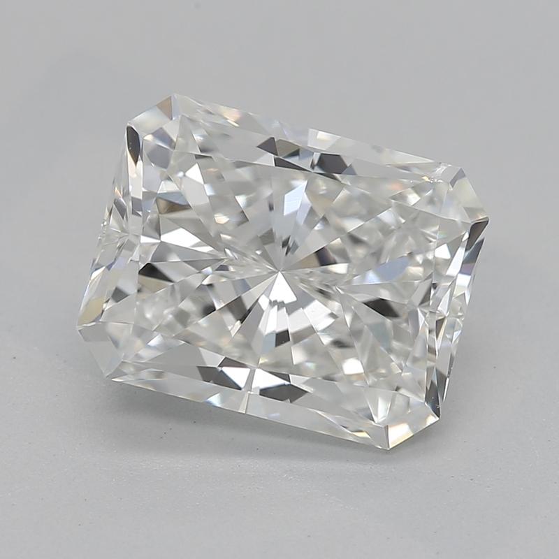 Dieser auffällige Diamantring strahlt eine unvergleichliche Eleganz aus. Sein atemberaubender Mittelstein ist ein strahlender G SI1 mit einem Gewicht von 2,20. Umgeben von einem exquisiten, smaragdgrünen, quadratischen/kissenförmigen Halo, zeigt die