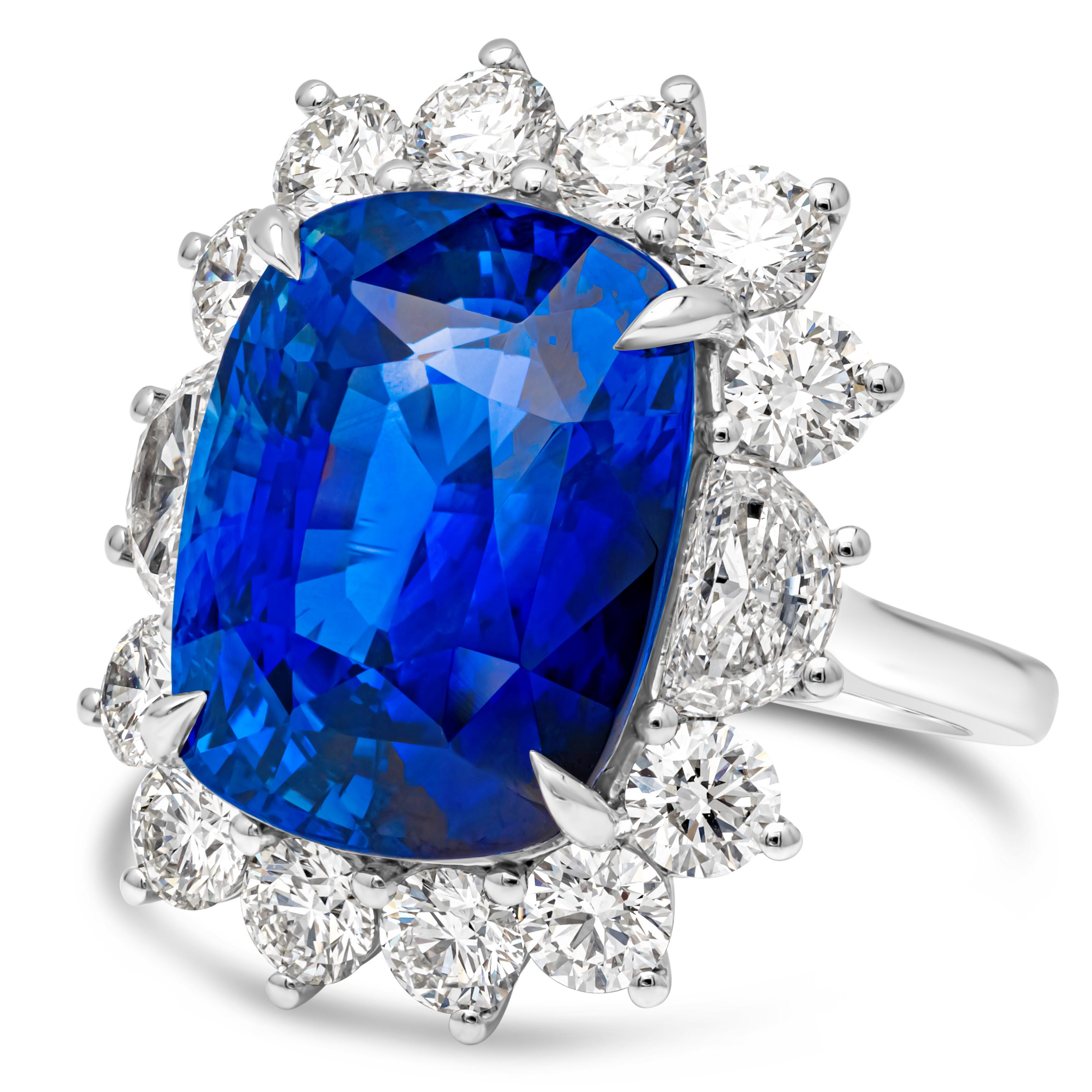 Dieser elegante und atemberaubende Halo-Verlobungsring präsentiert einen GIA-zertifizierten blauen Saphir mit 22,05 Karat im Kissenschliff, der aus Sri Lanka stammt und in einer klassischen vierzinkigen Korbfassung gefasst ist. Umgeben von einer