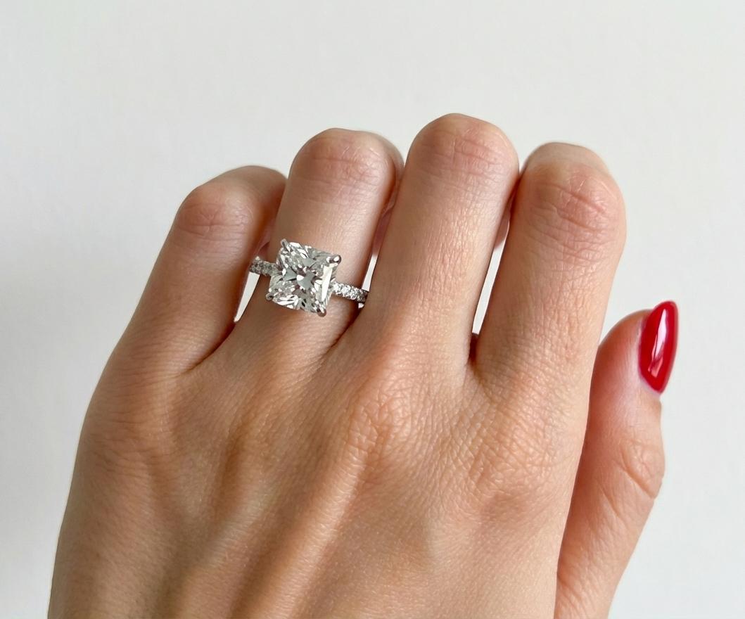 Taille coussin Bague de fiançailles en platine certifiée GIA 2,21 carats D VS2 diamant taille coussin en vente