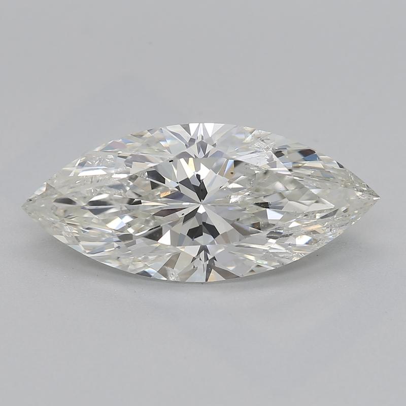 Scopri un affascinante anello con tre pietre e diamanti che incarna un'eleganza senza tempo e un'artigianalità di lusso. Il centro è caratterizzato da uno splendido diamante marquise di 2,21, classificato con un brillante J e SI2, noto per la sua