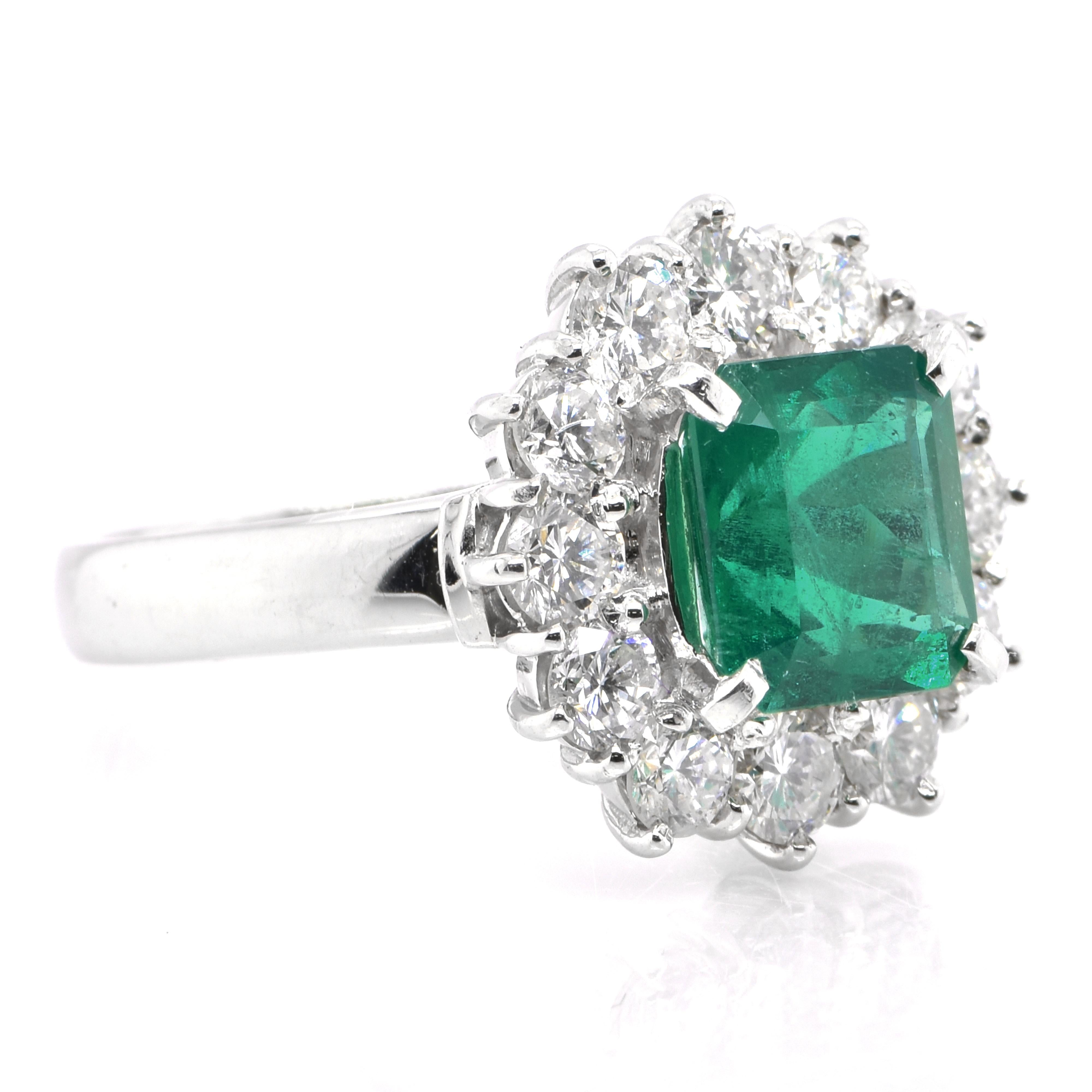 GIA Certified 2.21 Carat Natural Emerald and Diamond Halo Ring Set in Platinum In New Condition In Tokyo, JP
