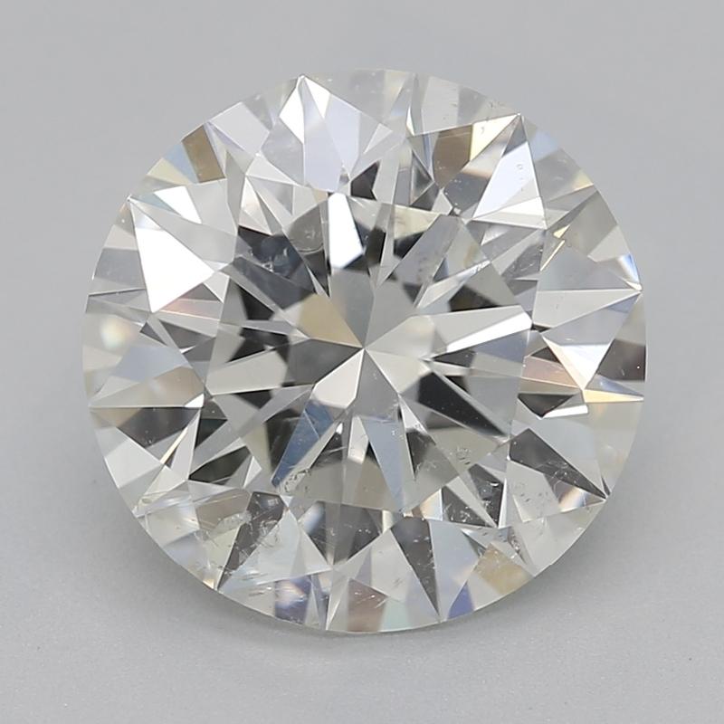 Realizzato per gli acquirenti più esigenti, questo splendido anello con diamante mette in mostra un magnifico diamante rotondo di 2,21 che incanta per la sua eccezionale brillantezza e il suo fuoco. Classificata I e SI2, la pietra centrale è