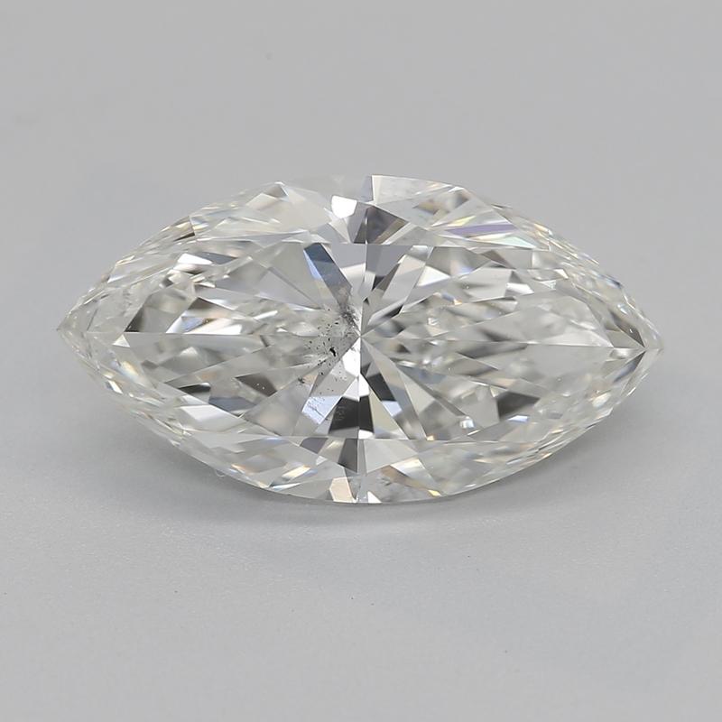 Dieser bemerkenswerte Diamantring mit seinem bezaubernden Design besticht durch einen GIA-zertifizierten Marquise H SI1 2,21 in der Mitte, der mit seiner verführerischen Brillanz die Blicke auf sich zieht. Das polierte Band aus luxuriösem Gelbgold