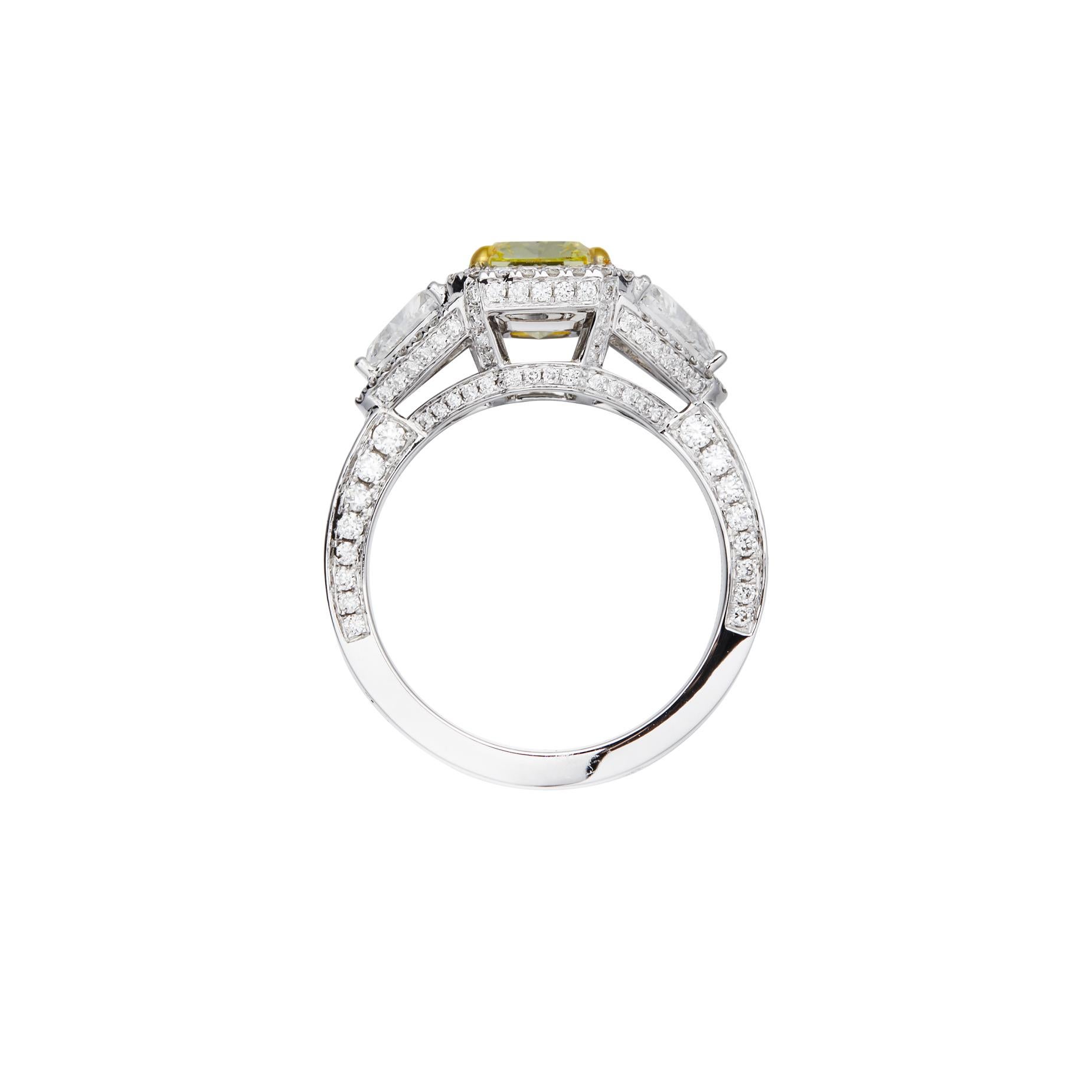 Solitario de diamante amarillo claro de fantasía de corte radiante natural de 2,21 ct, certificado por GIA Contemporáneo en venta