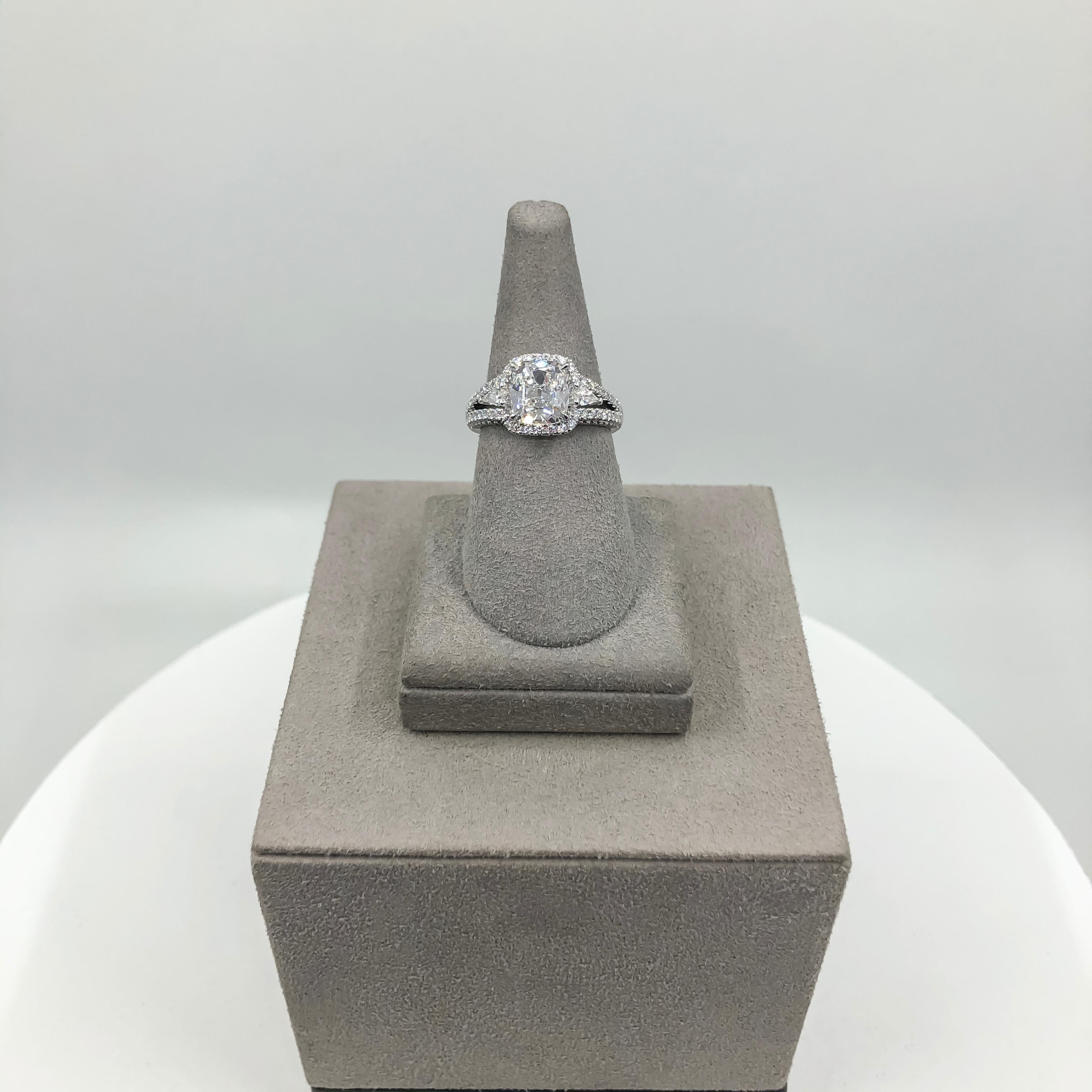 GIA zertifizierte 2,22 Karat Cushion Cut Diamant Drei-Stein-Halo Verlobungsring im Angebot 4
