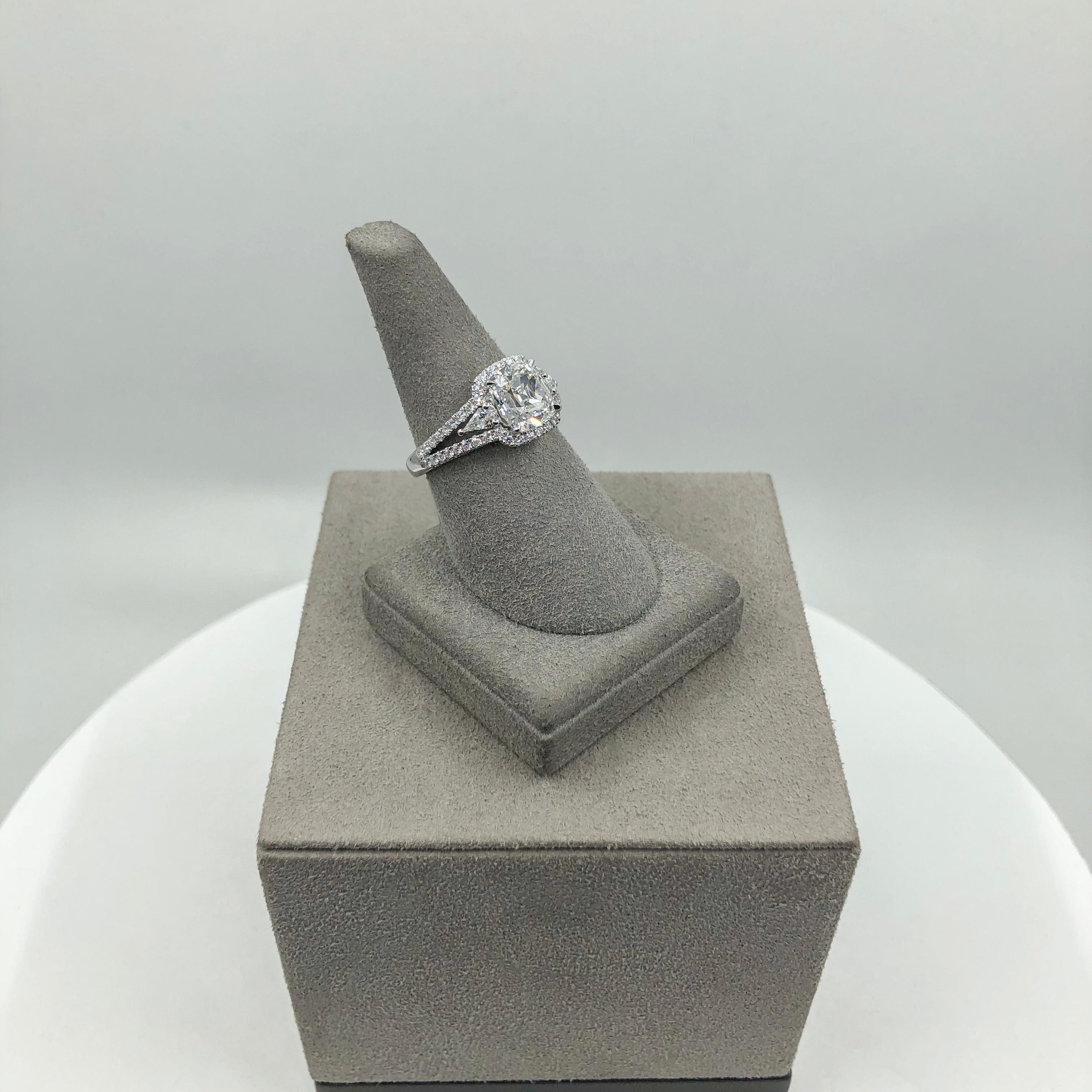 Bague de fiançailles Halo à trois pierres, certifiée GIA, 2,22 carats, diamant taillé en coussin en vente 5
