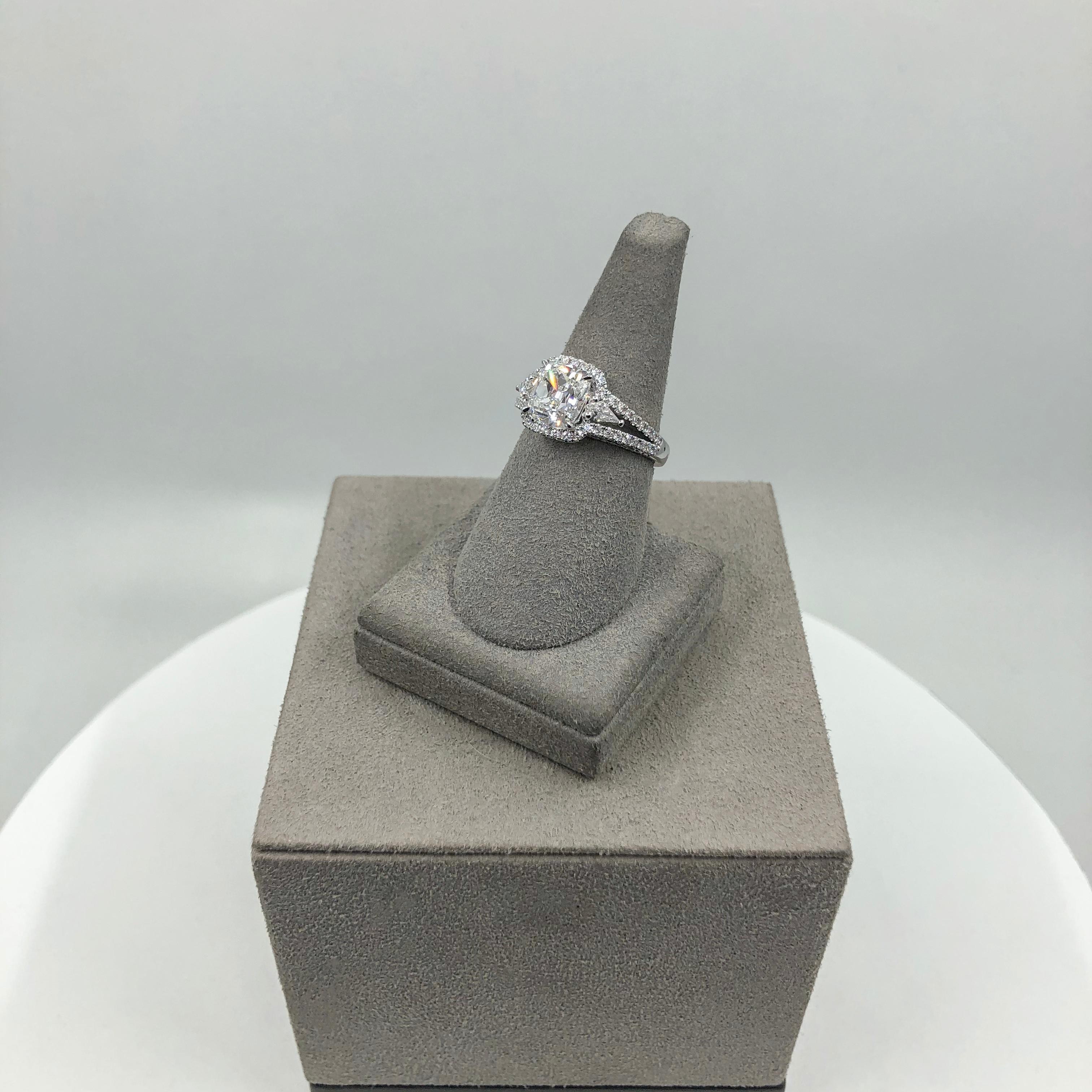 GIA zertifizierte 2,22 Karat Cushion Cut Diamant Drei-Stein-Halo Verlobungsring im Angebot 6