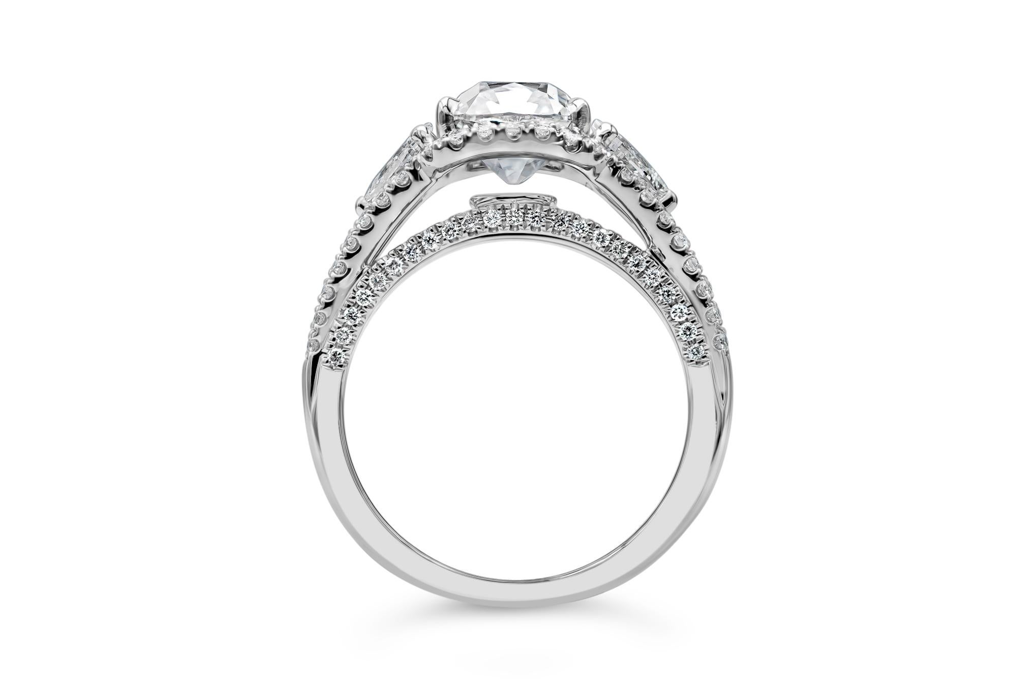 Contemporain Bague de fiançailles Halo à trois pierres, certifiée GIA, 2,22 carats, diamant taillé en coussin en vente