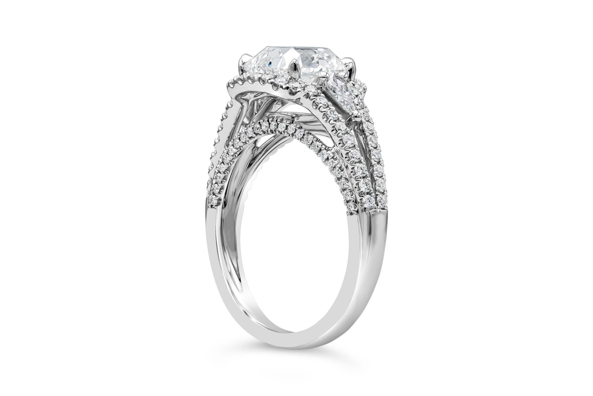 GIA zertifizierte 2,22 Karat Cushion Cut Diamant Drei-Stein-Halo Verlobungsring (Kissenschliff) im Angebot
