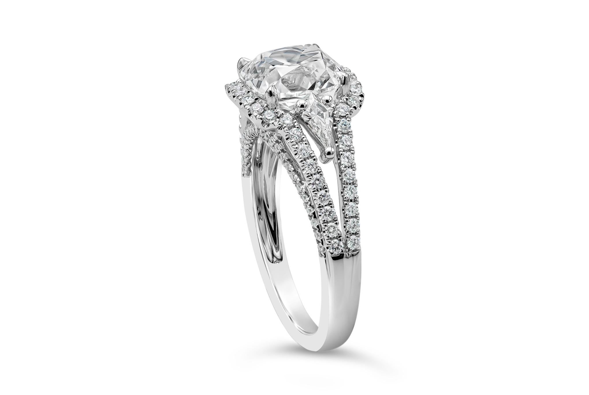 Bague de fiançailles Halo à trois pierres, certifiée GIA, 2,22 carats, diamant taillé en coussin Neuf - En vente à New York, NY