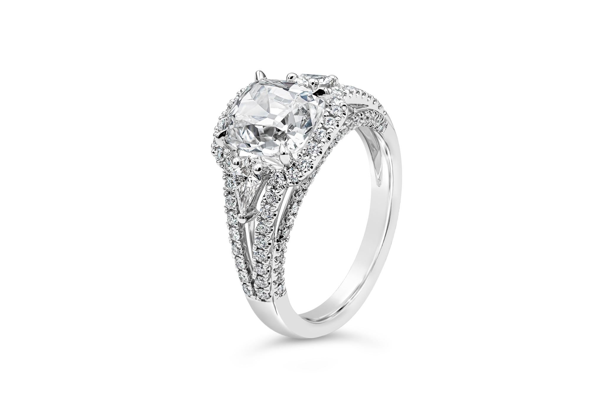 GIA zertifizierte 2,22 Karat Cushion Cut Diamant Drei-Stein-Halo Verlobungsring Damen im Angebot