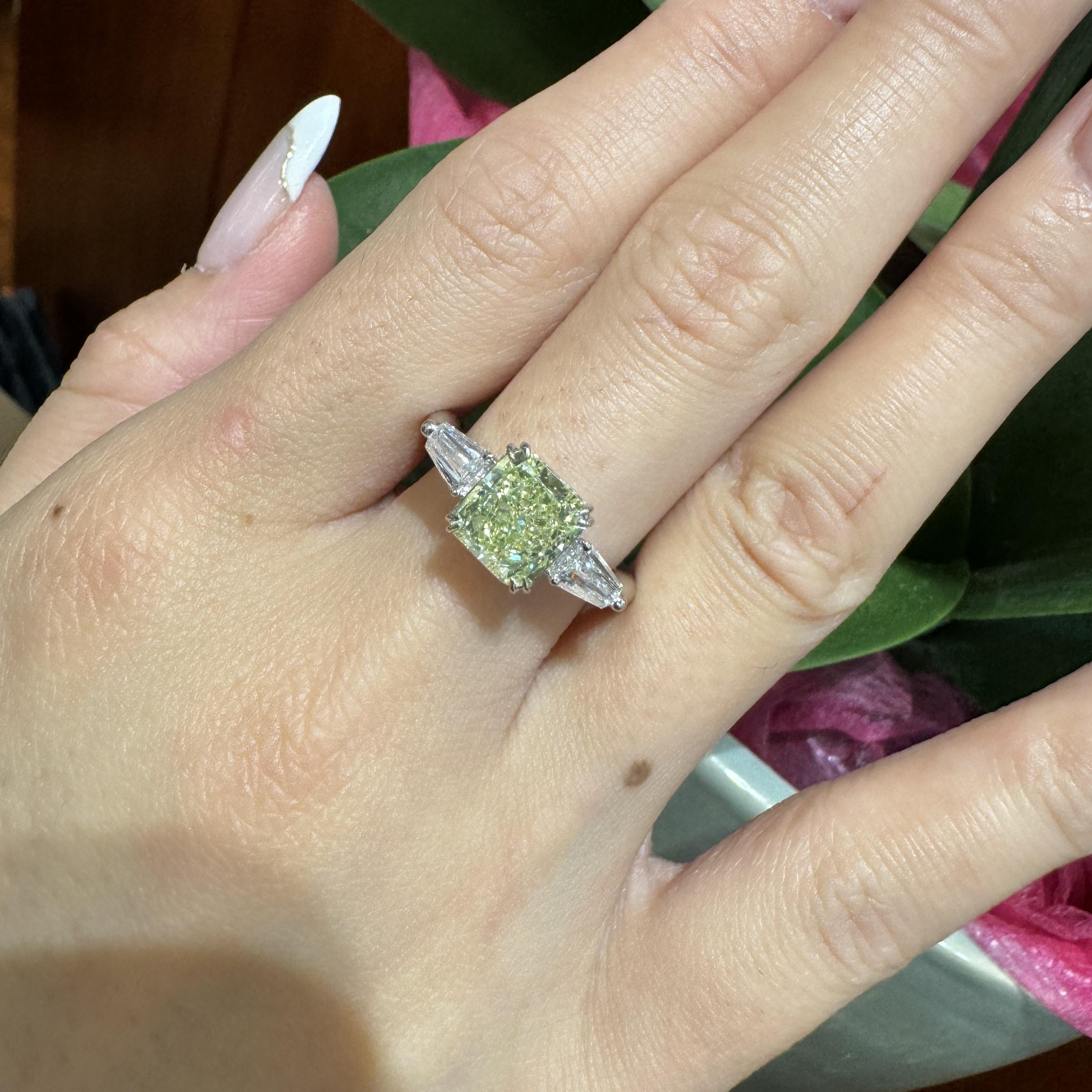 Anillo de 3 piedras con diamantes talla radiante verde-amarillo fantasía de 2,22 quilates certificado por el GIA en venta 4