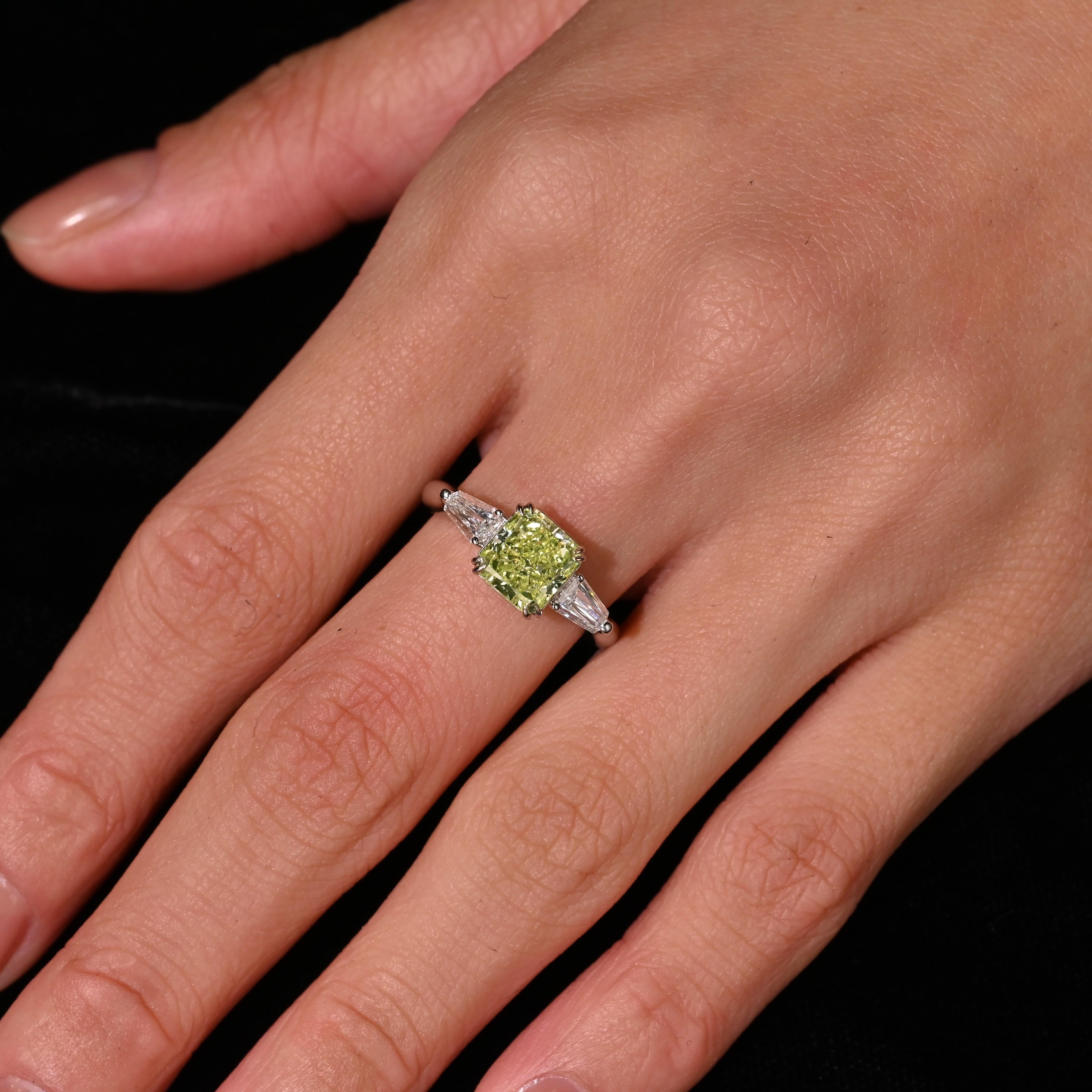 Anillo de 3 piedras con diamantes talla radiante verde-amarillo fantasía de 2,22 quilates certificado por el GIA en venta 5
