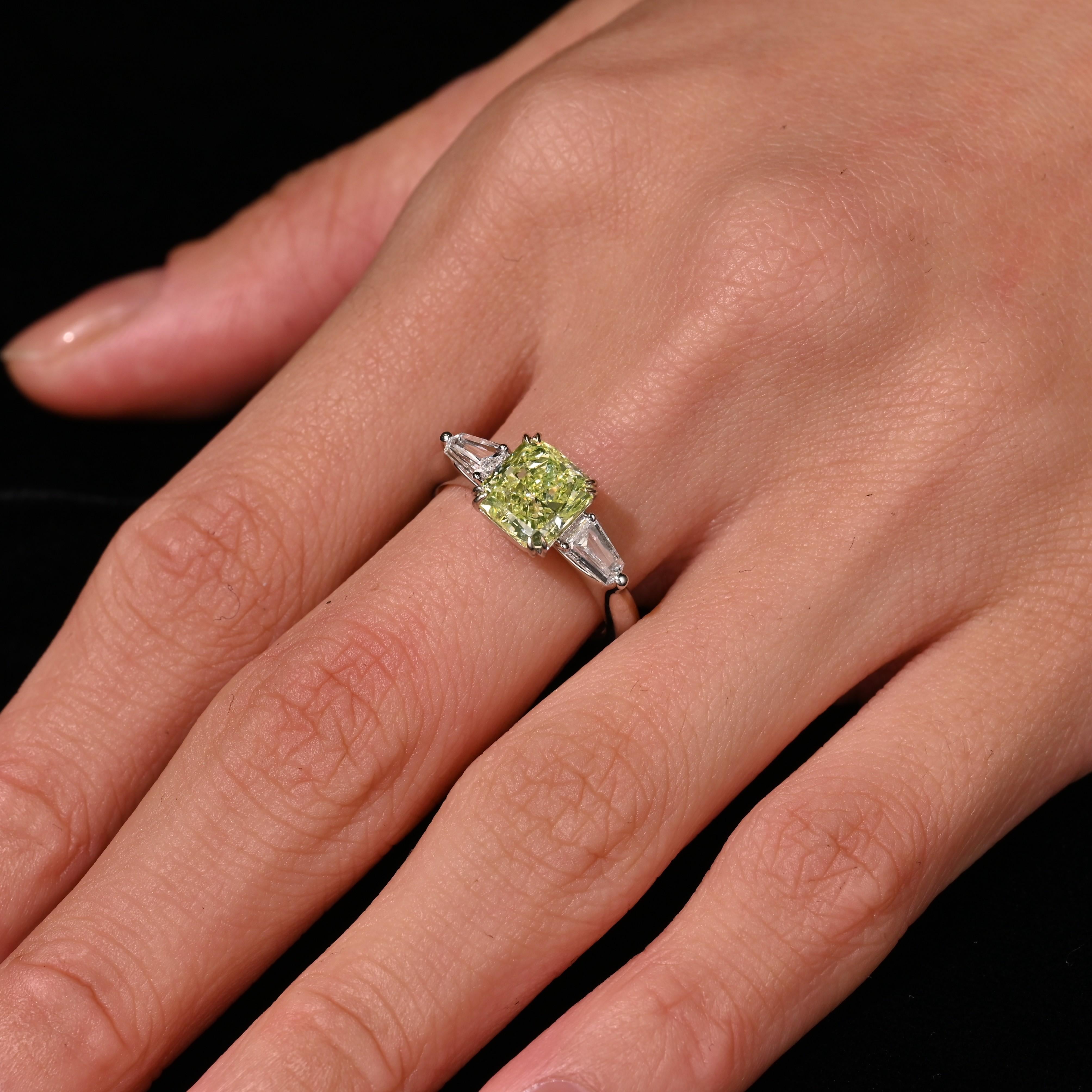 Anillo de 3 piedras con diamantes talla radiante verde-amarillo fantasía de 2,22 quilates certificado por el GIA en venta 6
