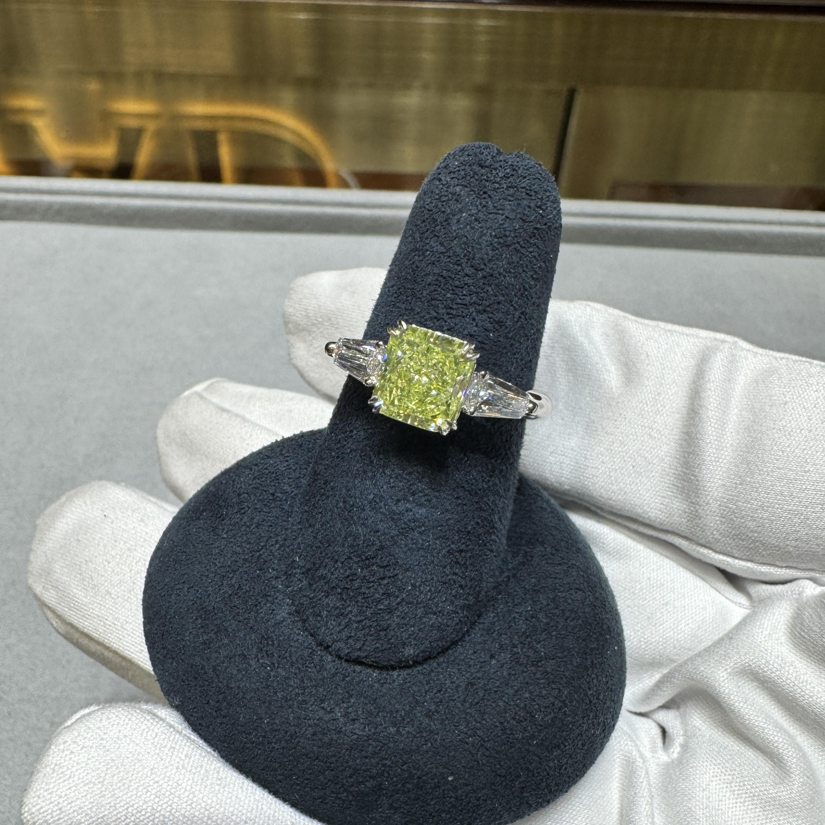 Anillo de 3 piedras con diamantes talla radiante verde-amarillo fantasía de 2,22 quilates certificado por el GIA en Nuevo estado para la venta en Miami, FL
