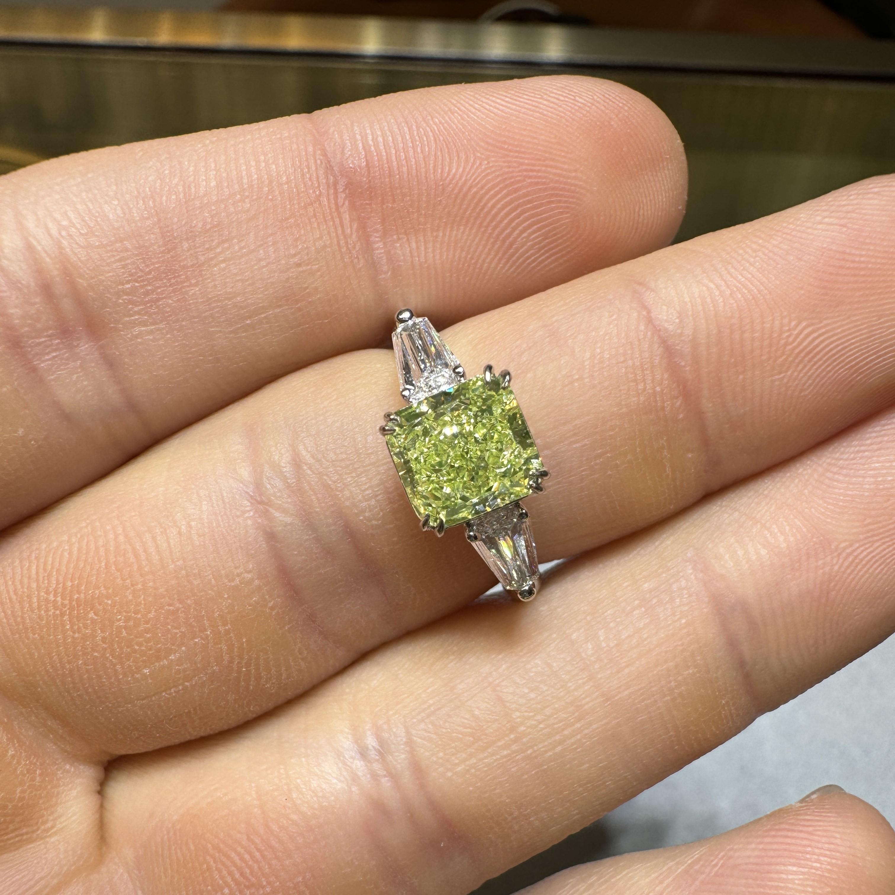 De las mujeres Anillo de 3 piedras con diamantes talla radiante verde-amarillo fantasía de 2,22 quilates certificado por el GIA en venta