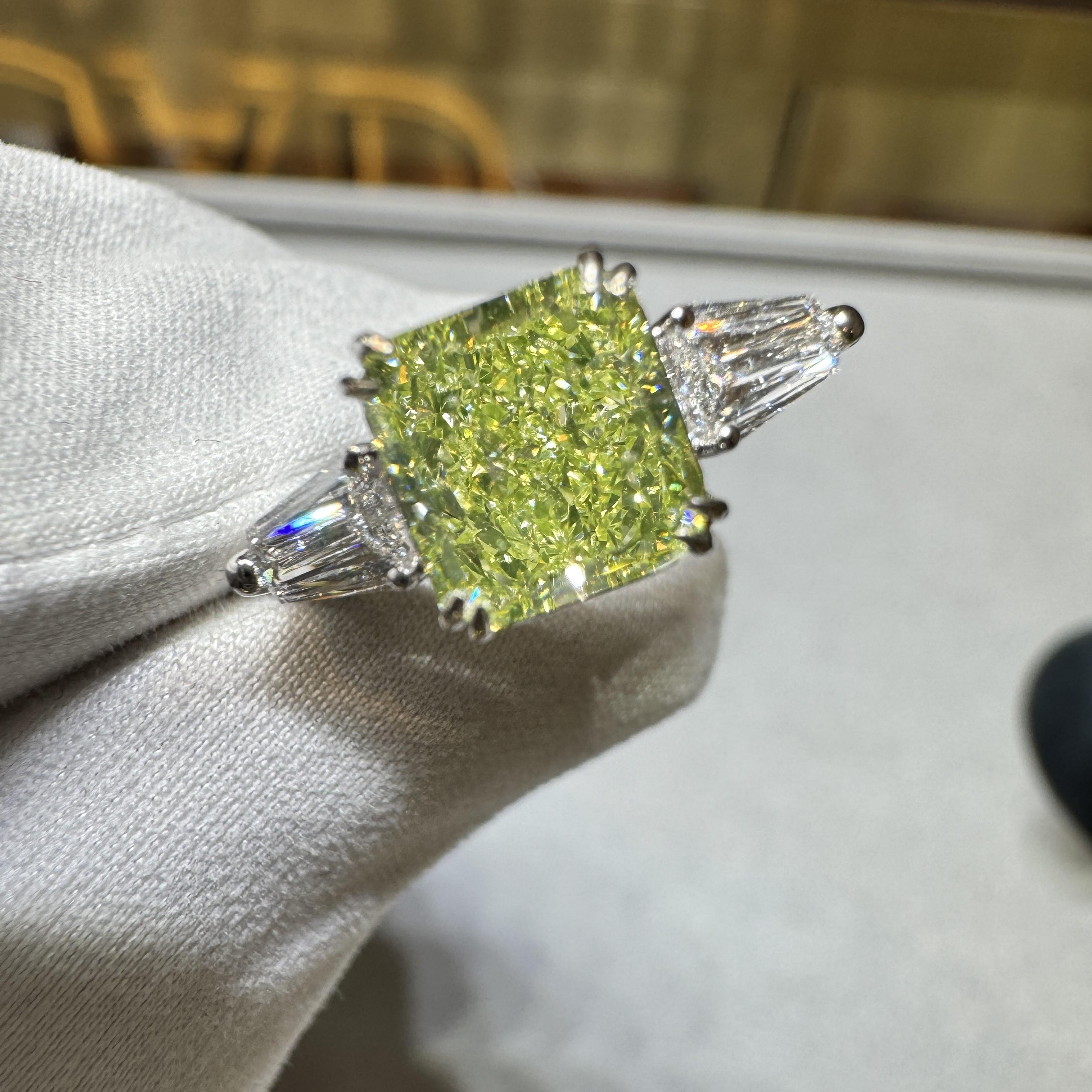 Anillo de 3 piedras con diamantes talla radiante verde-amarillo fantasía de 2,22 quilates certificado por el GIA en venta 1